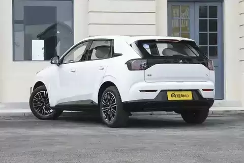 极狐T1上市：6.28万起，425公里续航，能否打动年轻消费者？