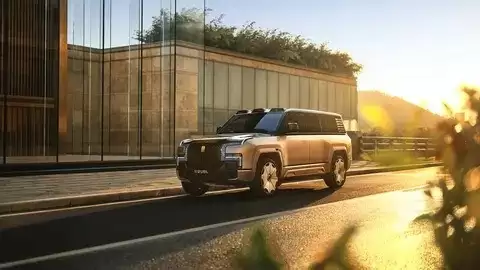 全新豪华SUV正式上市，售价128万元，集安全、舒适、性能与智能于一身