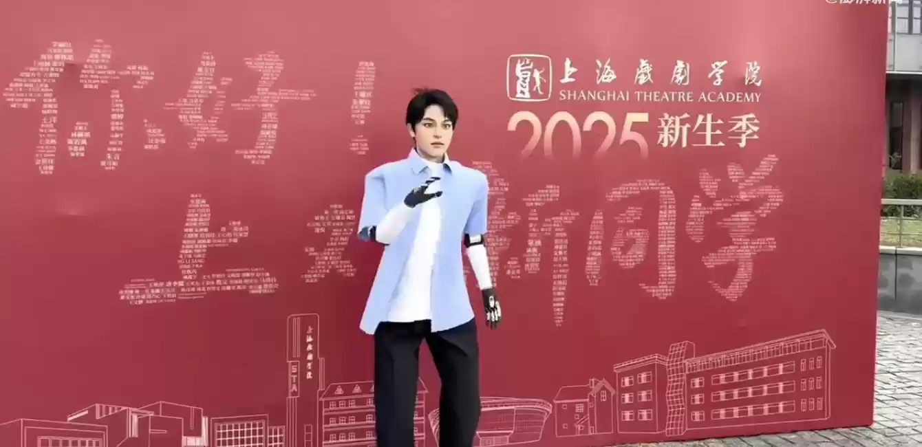 全国首位机器人博士生“学霸 01”完成上海戏剧学院“新生入学报到”，将接受“艺术与科技双导师指导”