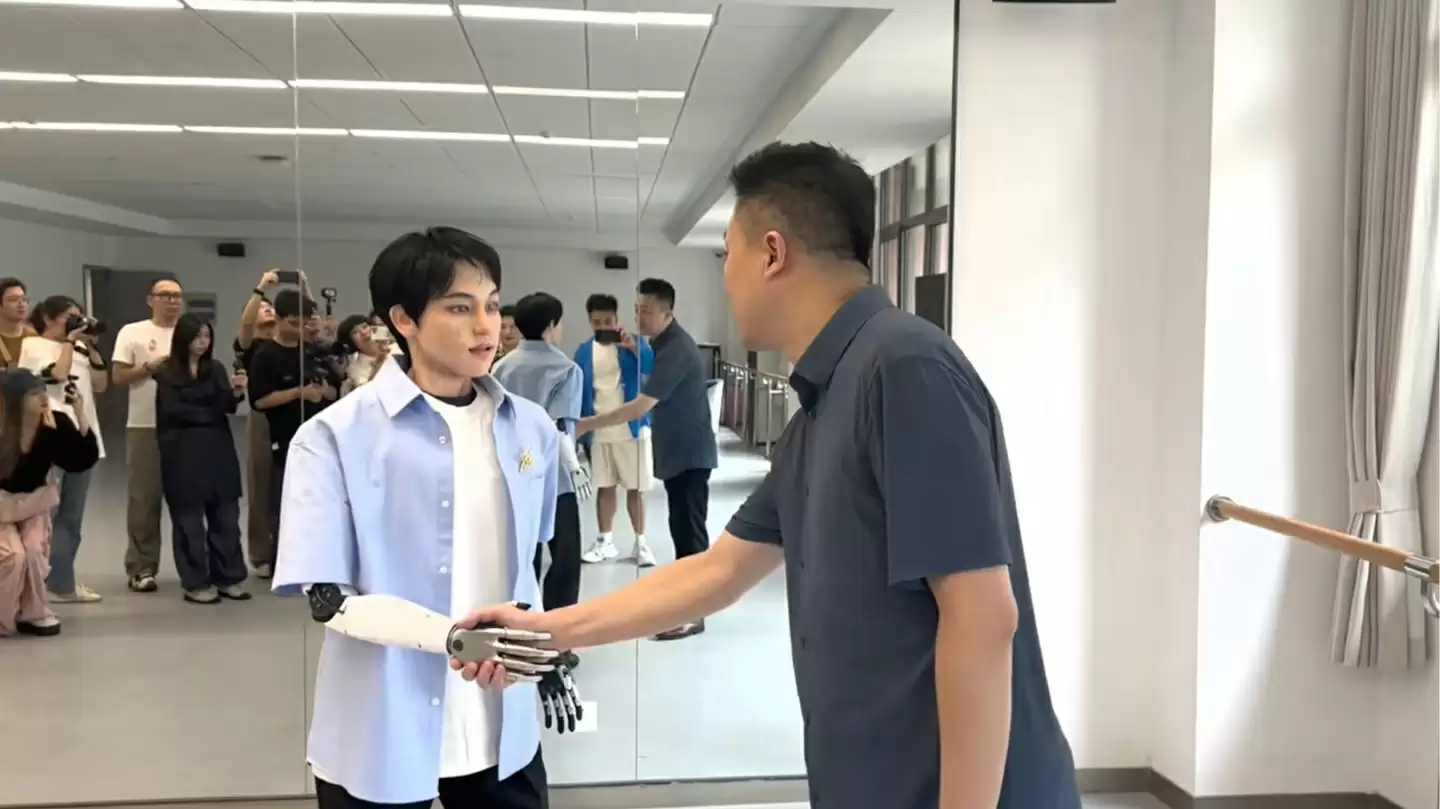 全国首位机器人博士生“学霸 01”完成上海戏剧学院“新生入学报到”，将接受“艺术与科技双导师指导”