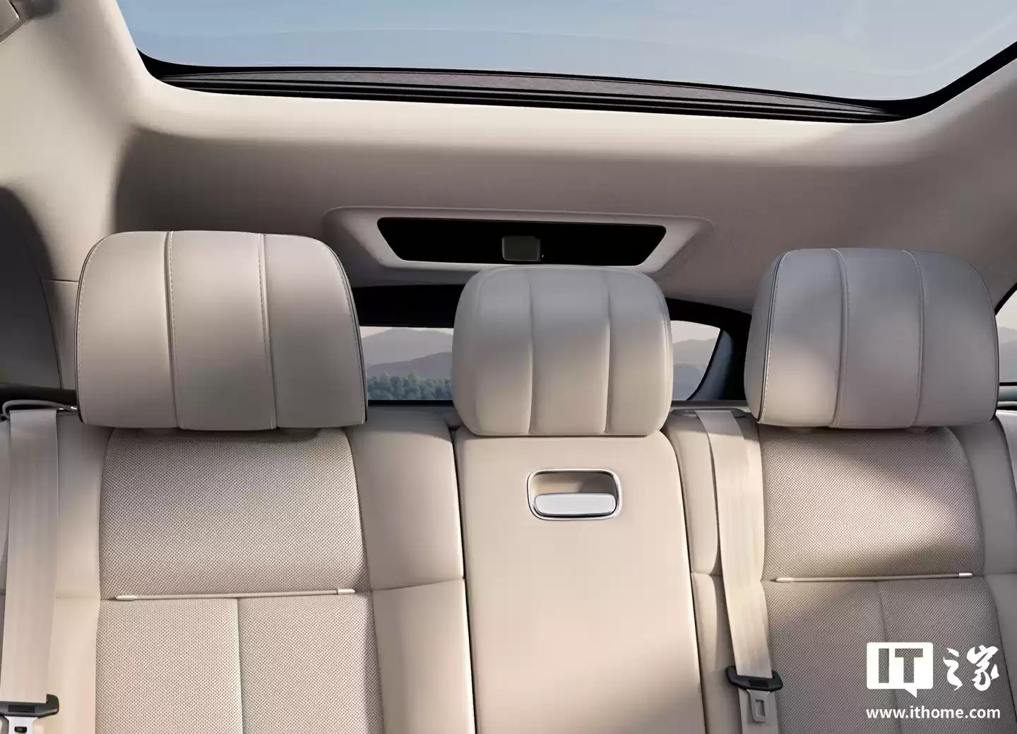 鸿蒙智行首款旅行车享界 S9T 配备智能投影巨幕系统 2.0，支持 1080P 超清画质