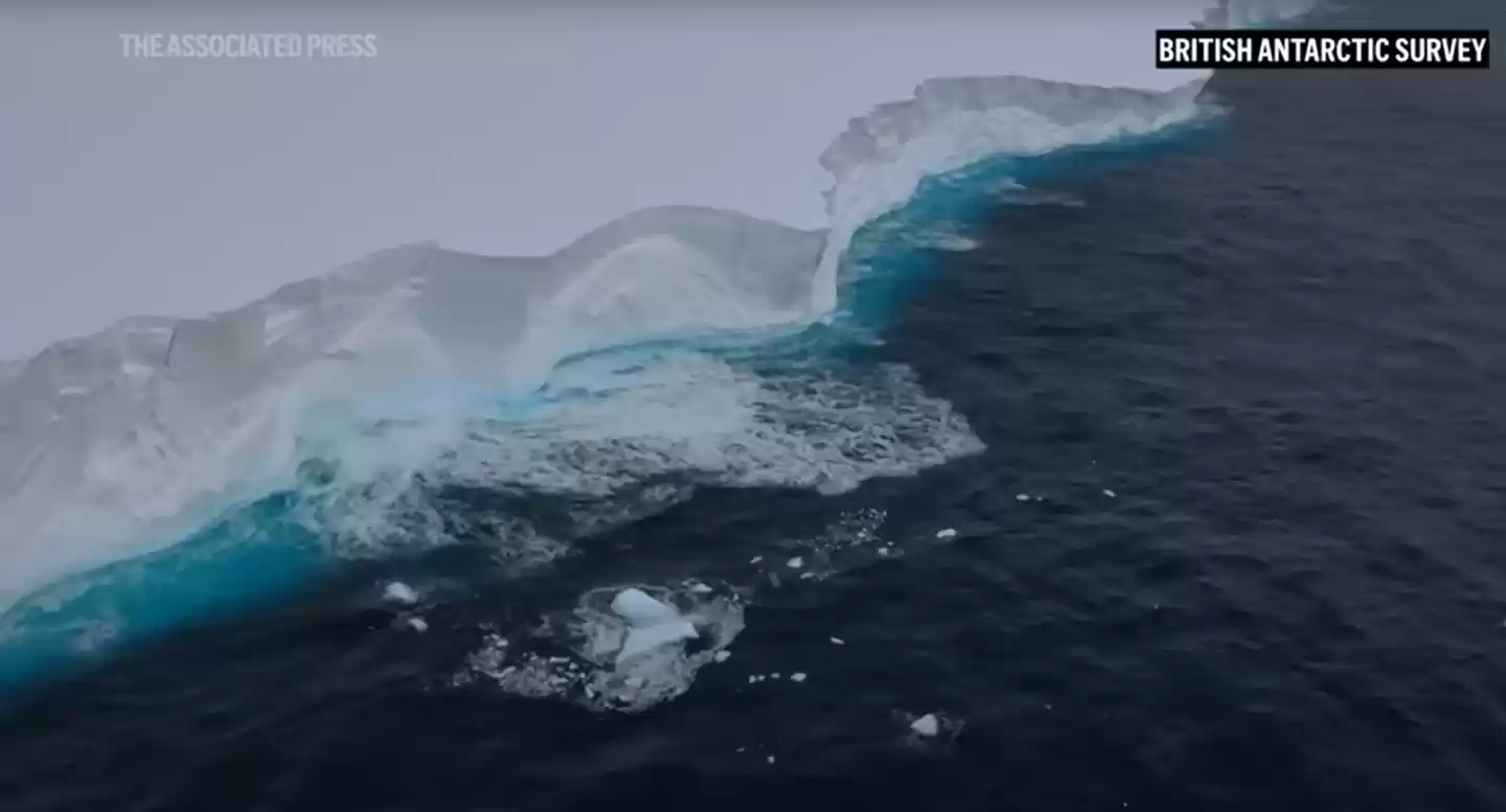 重达 1 万亿吨！全球最大冰山 A23a 正开始崩解