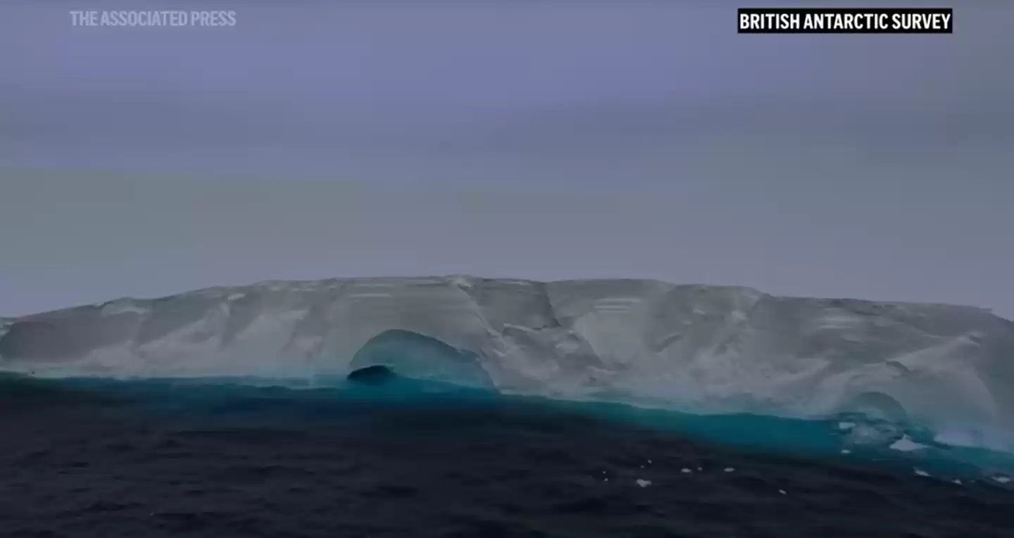 重达 1 万亿吨！全球最大冰山 A23a 正开始崩解
