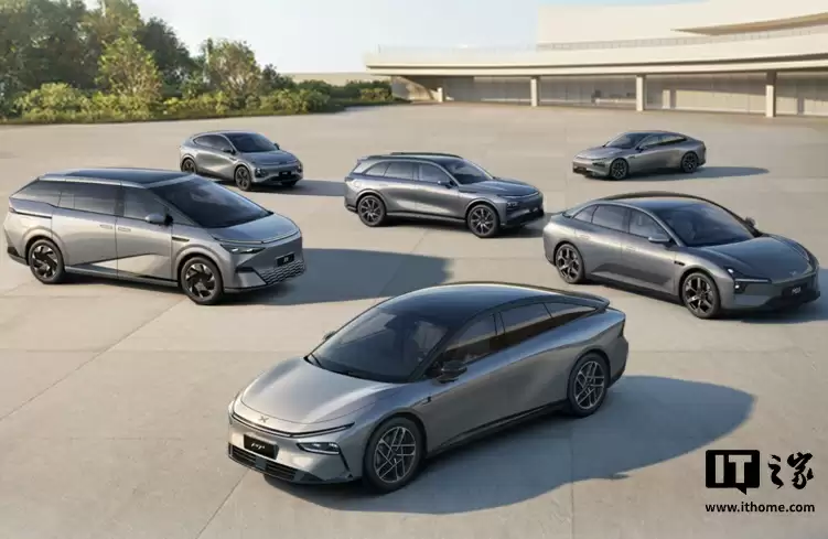 何小鹏：预计未来汽车公司的年研发投入达 500 亿元，300 亿用于 AI 领域