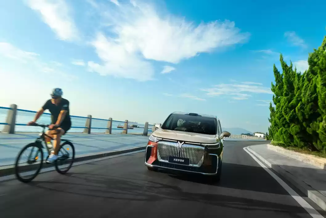纯电续航350公里，2026款岚图梦想家正式上市，打破行业困局！