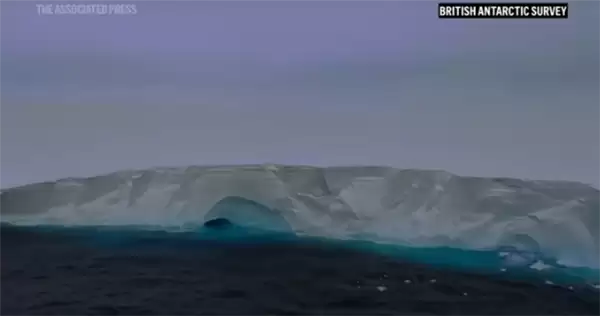 重达万亿吨!全球最大冰山A23a出现崩解迹象
