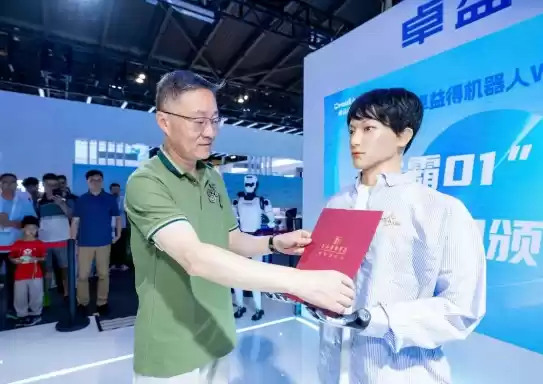 全国首位机器人博士生入学上戏：跨界攻读戏剧与影视