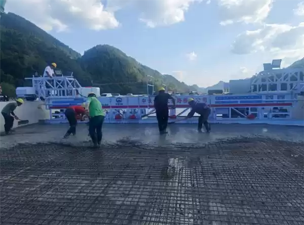 湖北恩施高速公路桥面智能铺装工法启用 效率翻倍降本40%