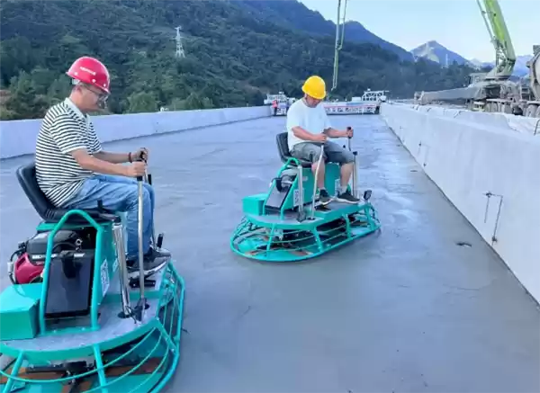 湖北恩施高速公路桥面智能铺装工法启用 效率翻倍降本40%
