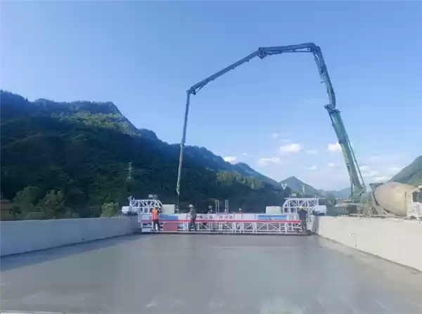 湖北恩施高速公路桥面智能铺装工法启用 效率翻倍降本40%