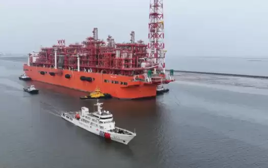破纪录!我国最大海上浮式液化天然气装置出海交付