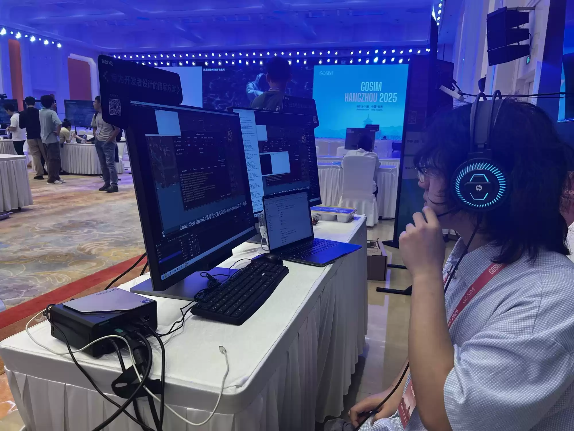 极摩客携多款重磅桌面AI超算电脑亮相GOSIM  杭州2025、强力赋能开源创新
