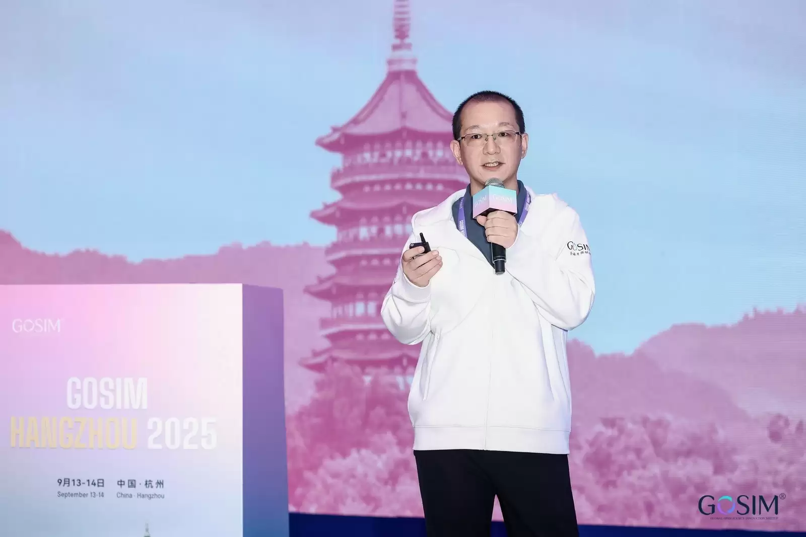 极摩客携多款重磅桌面AI超算电脑亮相GOSIM  杭州2025、强力赋能开源创新