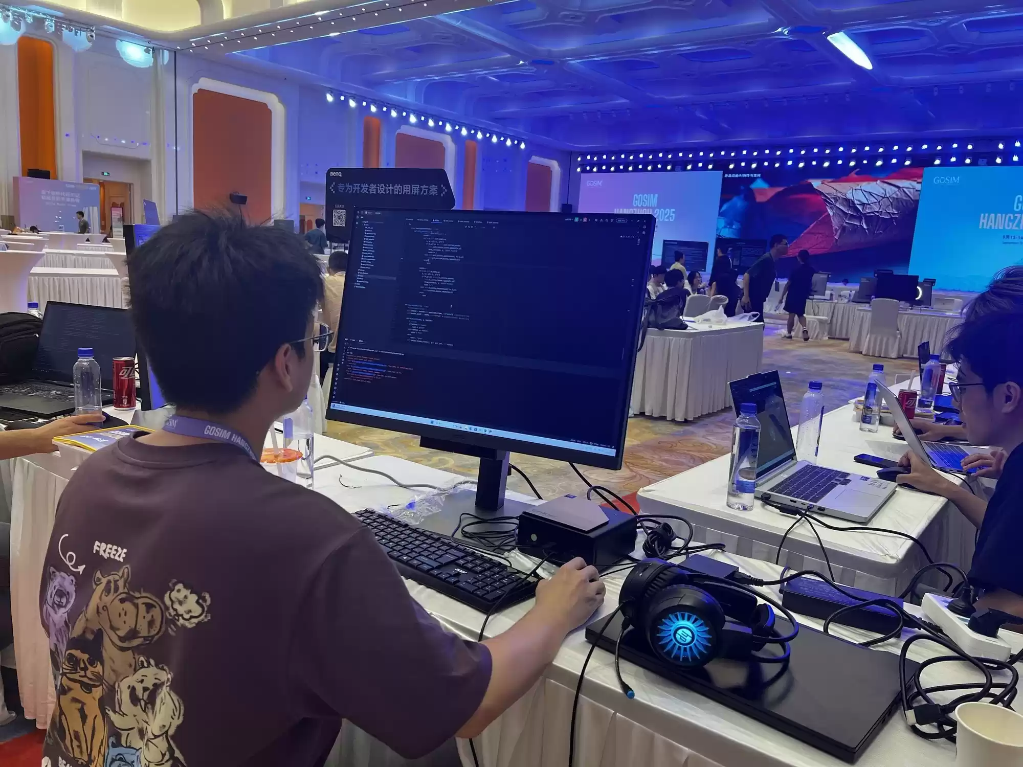 极摩客携多款重磅桌面AI超算电脑亮相GOSIM  杭州2025、强力赋能开源创新