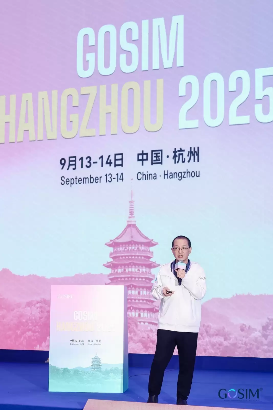 极摩客携多款重磅桌面AI超算电脑亮相GOSIM  杭州2025、强力赋能开源创新