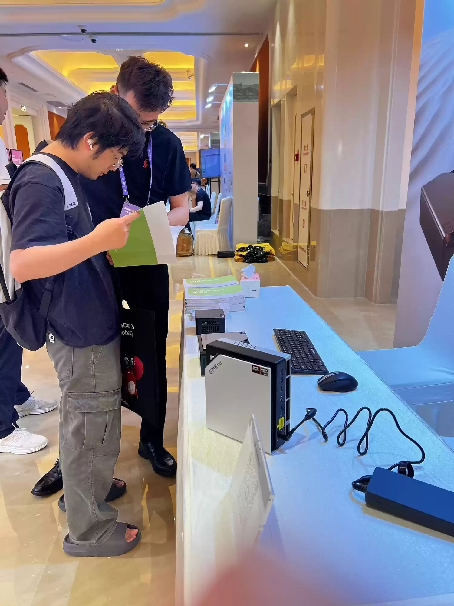 极摩客携多款重磅桌面AI超算电脑亮相GOSIM  杭州2025、强力赋能开源创新