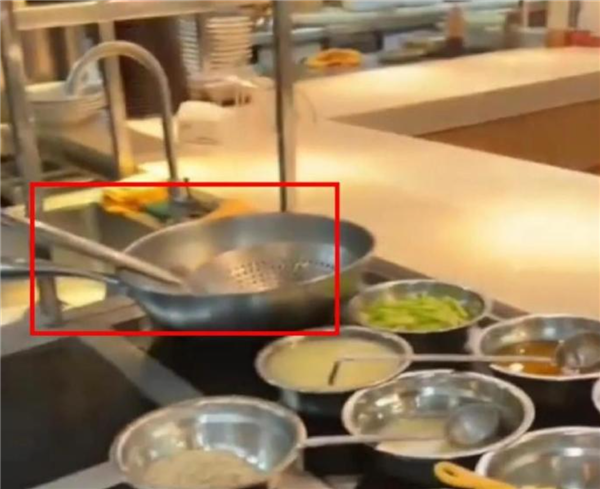 西贝后厨直播变喜剧现场 曝用“漏勺”清理下水道 客服：正调查此事