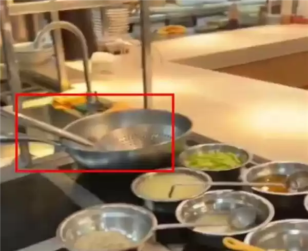 西贝后厨直播变喜剧现场 曝用“漏勺”清理下水道 客服:正调查此事