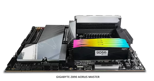 全何发布全球首款自带OLED屏幕的内存！开机就显示6大参数