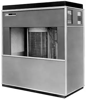 IBM推出首块机械硬盘RAMAC 350，开启现代数据存储新时代
