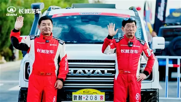 真车圈老炮！61岁的魏建军驾驶哈弗H9 亲自参加敦煌拉力赛 