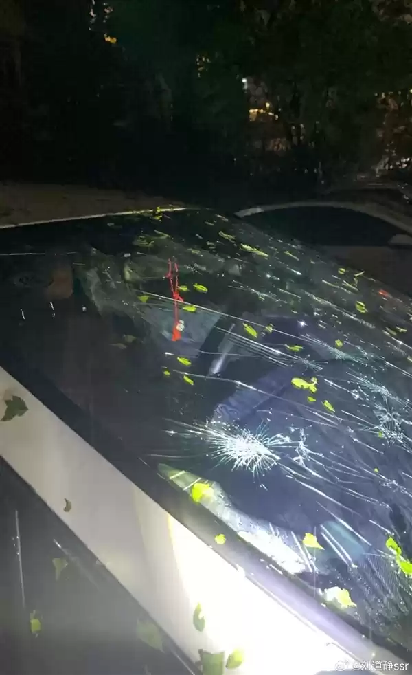 北京冰雹车盖被砸出气泡膜!车主:车玻璃砸碎 车身全是坑