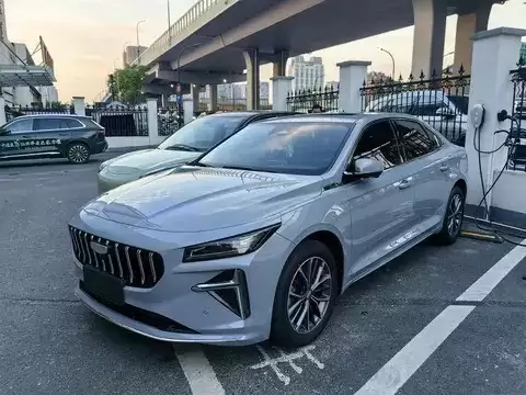 全新吉利帝豪实车曝光，尺寸升级动力提升，竞争压力剧增