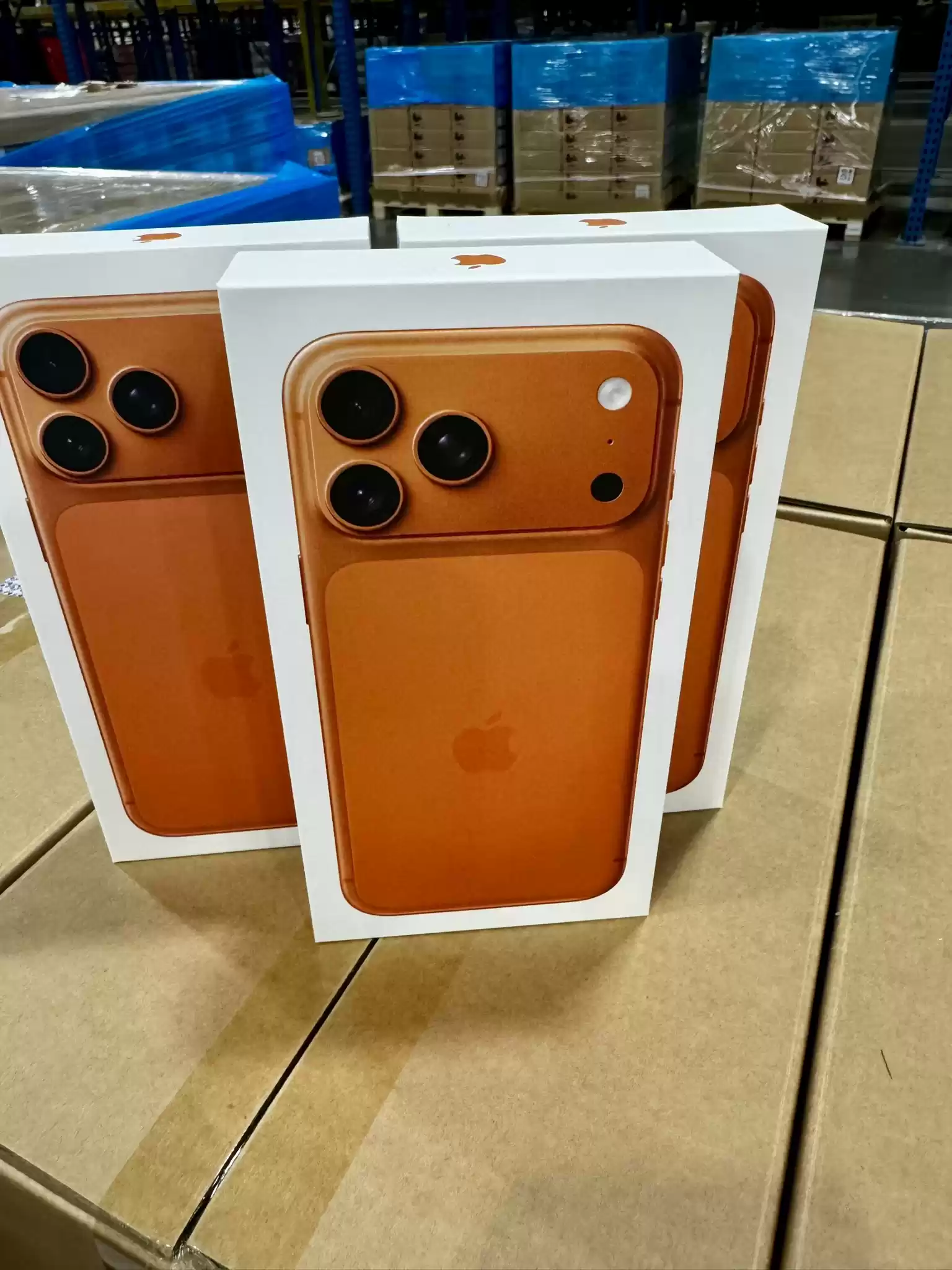 苹果 iPhone Air、iPhone 17 / Pro 系列真机包装盒曝光：简洁风格、橙色亮眼