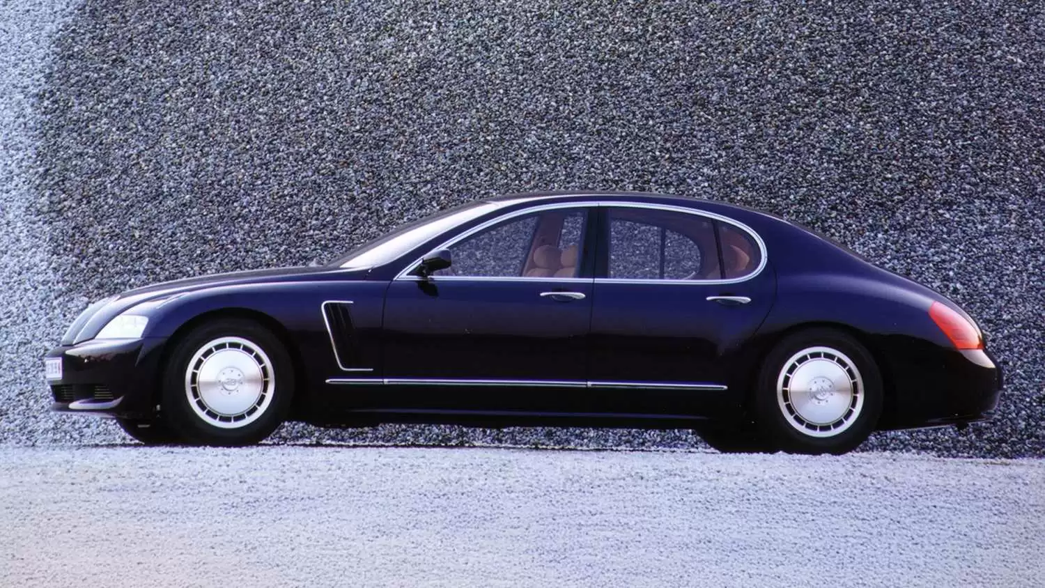 不推限量超跑,布加迪推新 Logo 纪念威龙诞生 20 周年