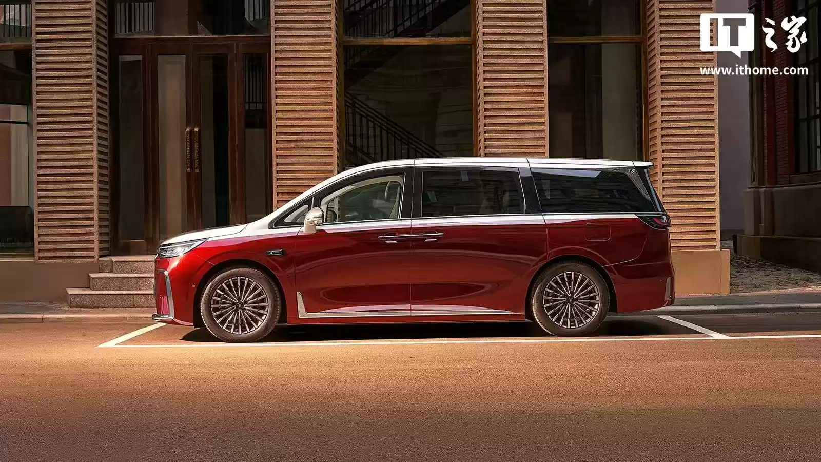 2026 款岚图梦想家 MPV 上市：首搭华为乾崑 ADS 4 + 鸿蒙座舱 5，售 32.99 万元-43.99 万元