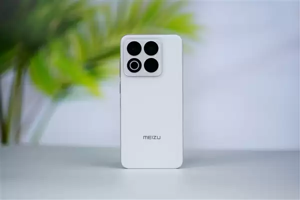 行业唯一四等边白面板!魅族22图赏