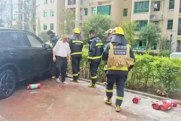 汽车突然自燃 小区26人8分钟极速灭火 消防员点赞