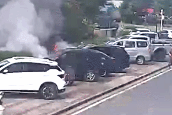 汽车突然自燃 小区26人8分钟极速灭火 消防员点赞