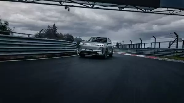 吉利银河M9现身纽北赛道 大六座SUV正完成最后性能验证