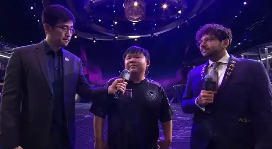 败者组第三轮采访,“有点激动,有点词穷,给大家磕个头吧”