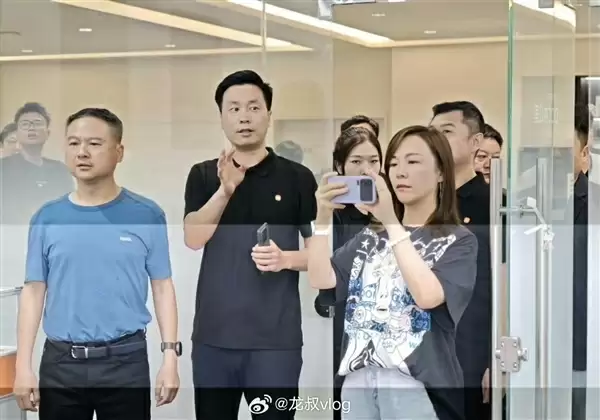 小米17 Pro Max官宣!三款机型命名和iPhone 17一模一样 雷军:全面对标iPhone 正面迎战