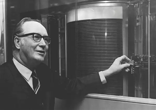 69年前 IBM发明第一块硬盘!容量只有3.75MB 但重达1吨