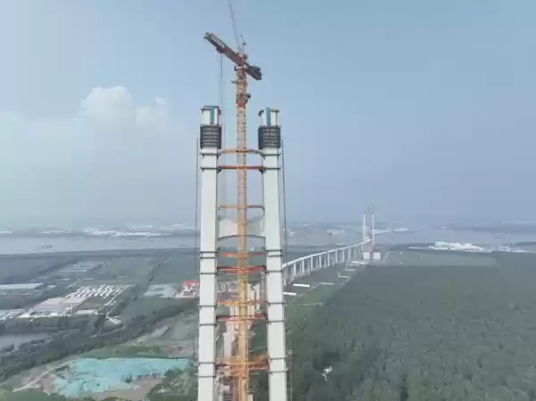 世界最大跨径悬索桥 江苏张靖皋长江大桥南主塔突破300米