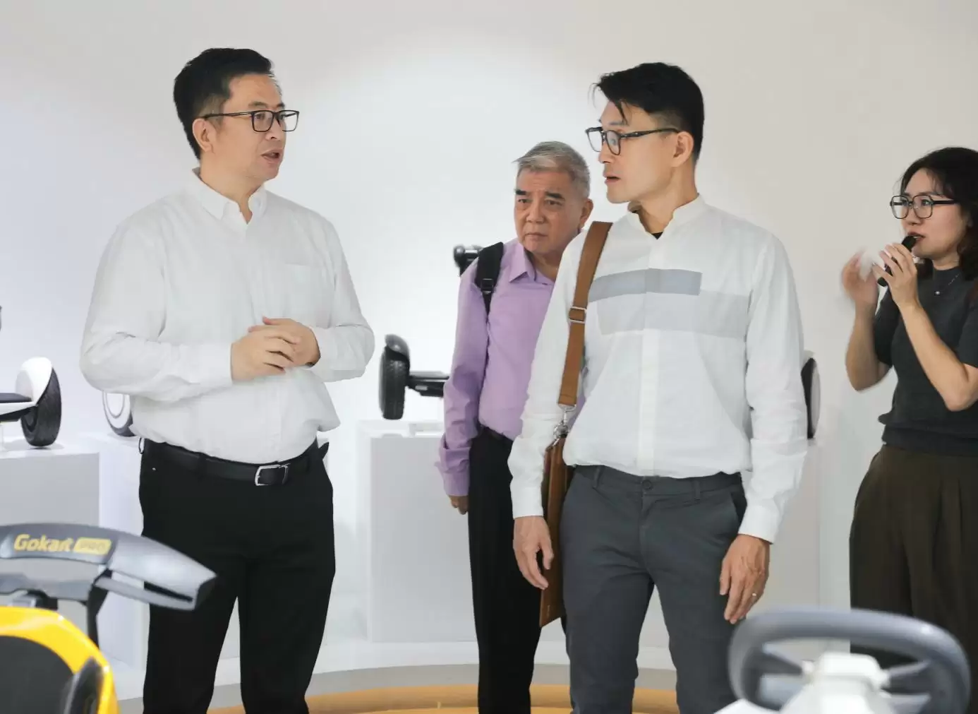 新加坡交通部代表团参访九号公司