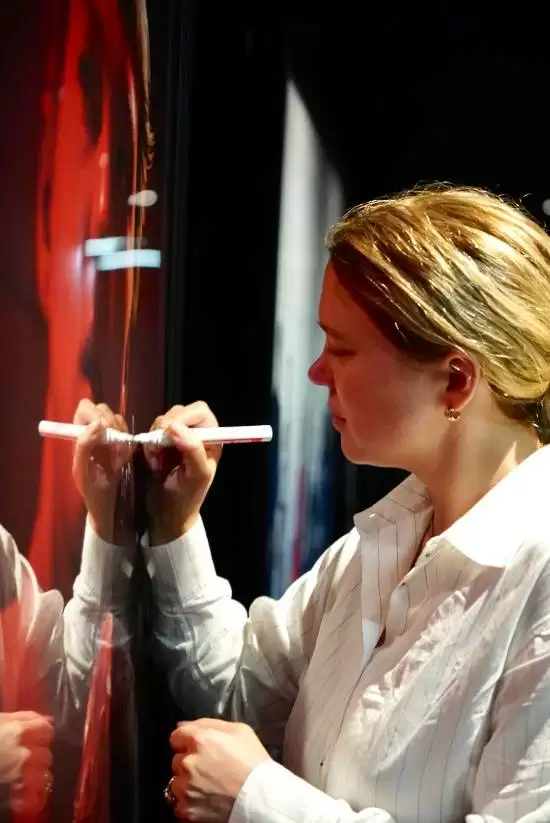 蕾雅·赛杜到访小岛工作室，与小岛秀夫合影留念