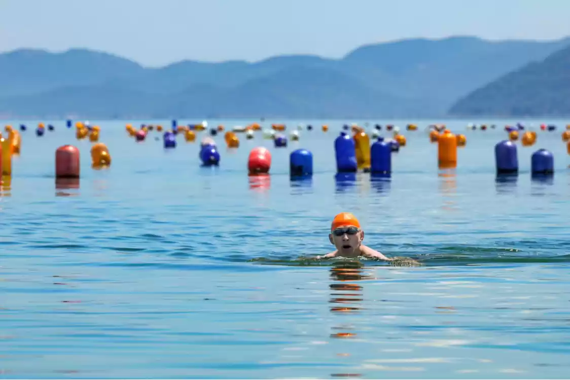 张朝阳横渡南澳岛海域