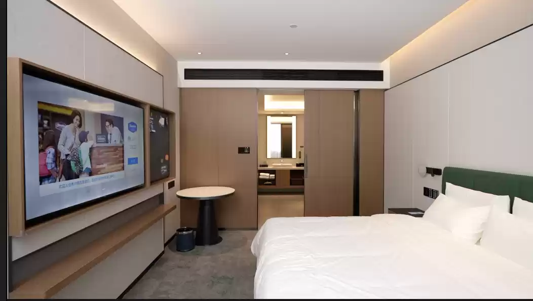 探店北京希尔顿欢朋！TCL电视把智能入住玩明白了