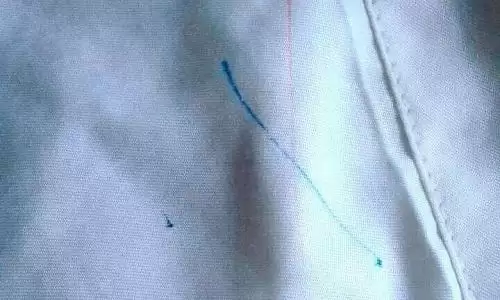 在平时的学习和工作中,中性的碳素笔是最多人使用的,但是一旦不小心划到了衣服上就很难洗掉