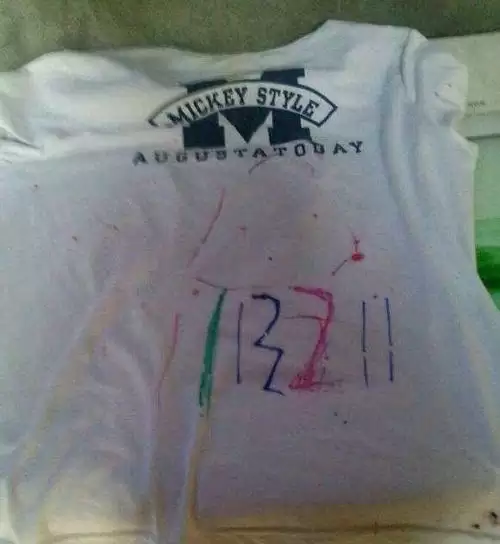 一般情况下,洗衣服都是用洗衣液或者是肥皂,如果有一些油污的话会用上洗洁精