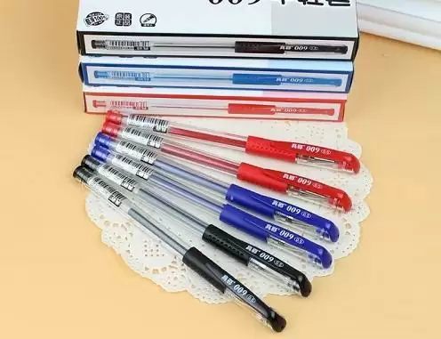 但其实这些污渍只要加点酒精就能轻松分解,如果家里没有酒精的话,使用酒精度比较高的白酒也行