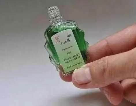 很多孩子都喜欢画画,但是颜色丰富的水彩笔总是会沾到衣服上,这想必是很多家长都很头痛的事情