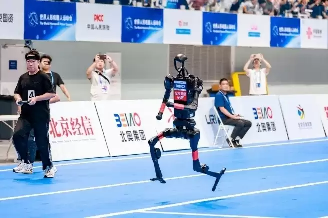 2025人形机器人运动会上的宇树机器人