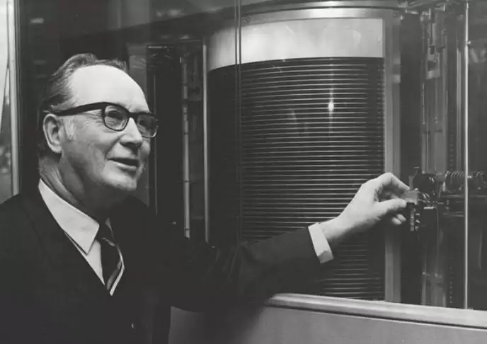 蓝色巨人IBM与世界首块硬盘350 RAMAC的革命性诞生