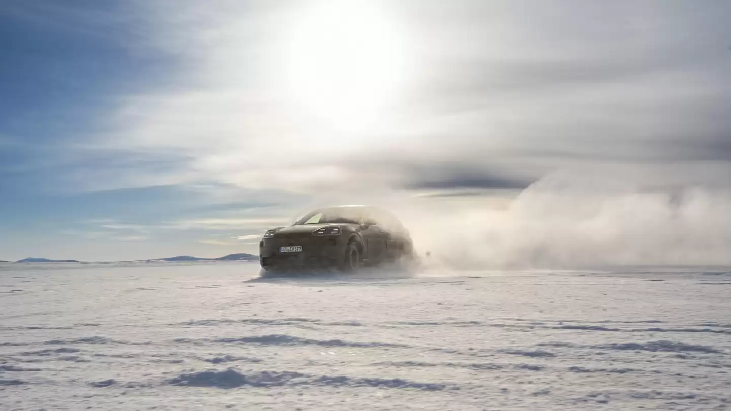 保时捷工程师检测车辆数据