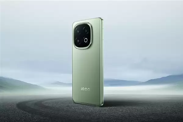 iQOO新旗舰首发2K珠峰屏+骁龙8